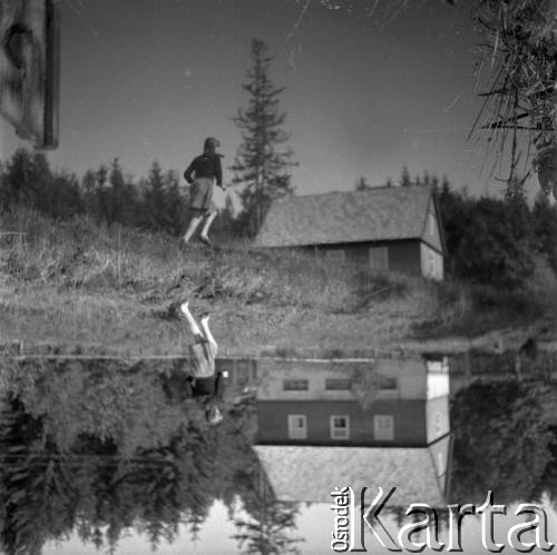 1957, Tatry, Polska.
Dziewczyna biegnie w stronę domu.
Fot. Irena Jarosińska, zbiory Ośrodka KARTA
