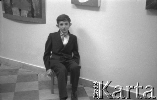 1956-1965, Warszawa, Polska.
Wernisaż w Galerii Krzywe Koło. Nieznany chłopiec.
Fot. Irena Jarosińska, zbiory Ośrodka KARTA