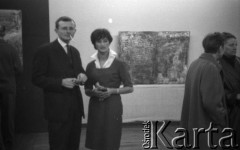 1956-1965, Warszawa, Polska.
Wernisaż w Galerii Krzywe Koło. Nz. Mariusz Tchorek (1. z lewej).
Fot. Irena Jarosińska, zbiory Ośrodka KARTA