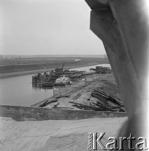 Lata 60., Sandomierz, Polska.
Huta szkła 