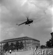 lata 50. lub 60., Warszawa, Polska
Helikopter nad Placem Zwycięstwa
Fot. Irena Jarosińska, zbiory Ośrodka KARTA