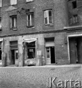 lata 50. lub 60., Warszawa, Polska
Warszawska ulica
Fot. Irena Jarosińska, zbiory Ośrodka KARTA