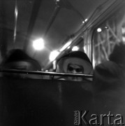 lata 50. lub 60., Warszawa, Polska
Zakonnice w autobusie
Fot. Irena Jarosińska, zbiory Ośrodka KARTA