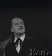 lata 60-te, Warszawa, Polska
Próba na deskach Operetki Warszawskiej - śpiewak operetkowy.
Fot. Irena Jarosińska, zbiory Ośrodka KARTA.