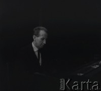 lata 60-te, Warszawa, Polska
Próba na deskach Operetki Warszawskiej - pianista
Fot. Irena Jarosińska, zbiory Ośrodka KARTA.
