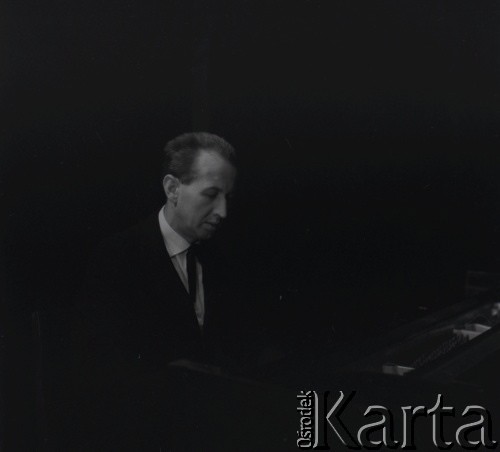 lata 60-te, Warszawa, Polska
Próba na deskach Operetki Warszawskiej - pianista
Fot. Irena Jarosińska, zbiory Ośrodka KARTA.