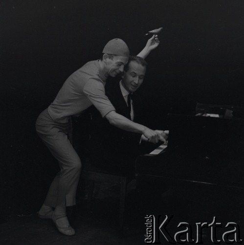 lata 60-te, Warszawa, Polska
Próba na deskach Operetki Warszawskiej - aktor z pianistą.
Fot. Irena Jarosińska, zbiory Ośrodka KARTA.