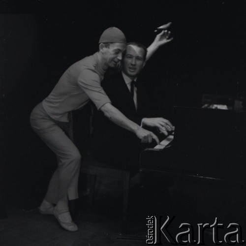 lata 60-te, Warszawa, Polska
Próba na deskach Operetki Warszawskiej - aktor z pianistą.
Fot. Irena Jarosińska, zbiory Ośrodka KARTA.