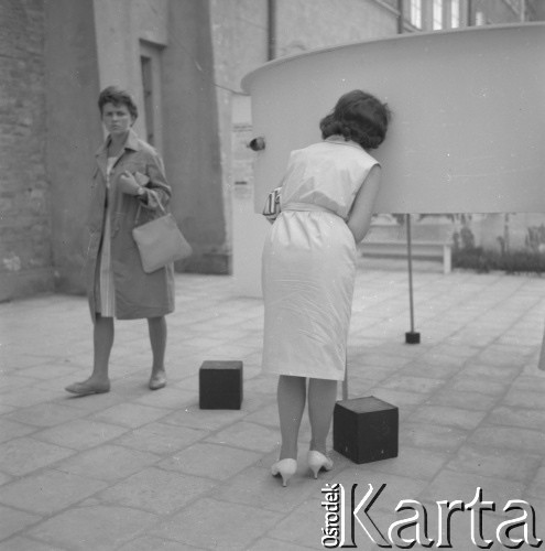 1965, Warszawa, Polska
Kobieta przy fotoplastikonie.
Fot. Irena Jarosińska, zbiory Ośrodka KARTA