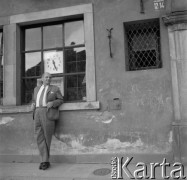 1965, Warszawa, Polska
Poeta, satyryk i aforysta Stanisław Jerzy Lec na rynku Starego Miasta.
Fot. Irena Jarosińska, zbiory Ośrodka KARTA