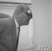 1965, Warszawa, Polska
Poeta, satyryk i aforysta Stanisław Jerzy Lec przy fotoplastikonie.
Fot. Irena Jarosińska, zbiory Ośrodka KARTA