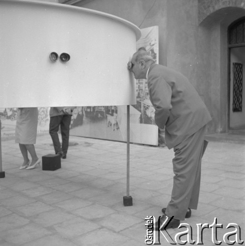 1965, Warszawa, Polska
Poeta, satyryk i aforysta Stanisław Jerzy Lec przy fotoplastikonie.
Fot. Irena Jarosińska, zbiory Ośrodka KARTA