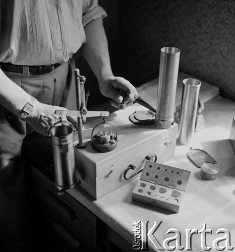 lata 50-te, Ożarów, Polska
Spółdzielnia Samopomocy Chłopskiej - sprawdzanie jakości ziarna 
Fot. Irena Jarosińska, zbiory Ośrodka KARTA