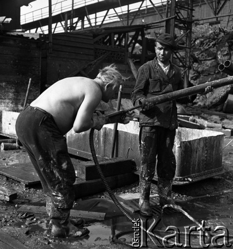 sierpień 1952, Bytom, Polska
Huta Bobrek - hutnicy przy pracy. 
Fot. Irena Jarosińska, zbiory Ośrodka KARTA