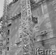 lata 50-te, Jaworzno, Polska
Elektrownia Jaworzno II - fragment ściany z windą budowlaną. 
Fot. Irena Jarosińska, zbiory Ośrodka KARTA