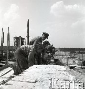 lata 50-te, Jaworzno, Polska
Elektrownia Jaworzno II - murarze przy pracy 
Fot. Irena Jarosińska, zbiory Ośrodka KARTA