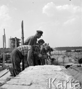 lata 50-te, Jaworzno, Polska
Elektrownia Jaworzno II - murarze przy pracy 
Fot. Irena Jarosińska, zbiory Ośrodka KARTA