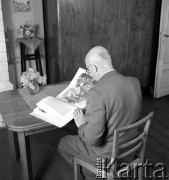 lata 50-te, Warszawa, Polska
Antoni Jarosiński czyta 