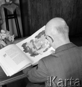 lata 50-te, Warszawa, Polska
Antoni Jarosiński czyta 