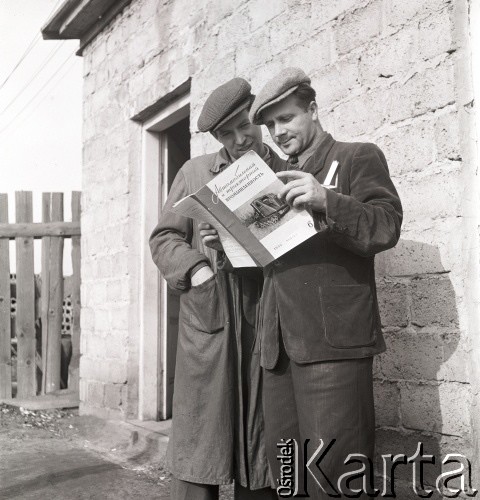 1952, Polska
Robotnicy przed drzwiami Rady Zakładowej czytają radziecką gazetę o mechanizacji rolnictwa
Fot. Irena Jarosińska, zbiory Ośrodka KARTA