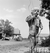 lata 50-te, Wilkowice, Polska
Dziecko z batem.
Fot. Irena Jarosińska, zbiory Ośrodka KARTA