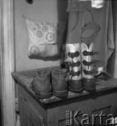 1952, Warszawa, Polska
Buty na stole w mieszkaniu przy ul. Świerczewskiego 61/20
Fot. Irena Jarosińska, zbiory Ośrodka KARTA