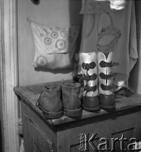 1952, Warszawa, Polska
Buty na stole w mieszkaniu przy ul. Świerczewskiego 61/20
Fot. Irena Jarosińska, zbiory Ośrodka KARTA
