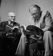 lata 50-te, Warszawa, Polska
Antoni Jarosiński (1. z lewej) i fotografik Stanisław Jarosiński.
Fot. Irena Jarosińska, zbiory Ośrodka KARTA