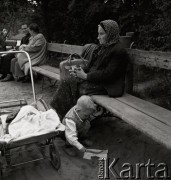 lata 50-te, Warszawa, Polska
Staruszka z bawiącym się dzieckiem
Fot. Irena Jarosińska, zbiory Ośrodka KARTA