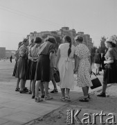 lata 50-te, Warszawa, Polska
Dziewczęta na Placu na Rozdrożu. 
Fot. Irena Jarosińska, zbiory Ośrodka KARTA