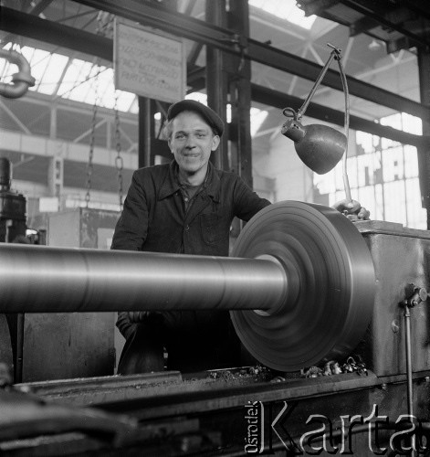 1952, Bydgoszcz, Polska
Pomorskie Zakłady Budowy Maszyn - Marian Borkowski przy tokarce 