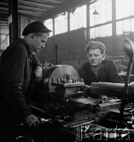 1952, Bydgoszcz, Polska
Pomorskie Zakłady Budowy Maszyn - brygadziści Roman Arknekt i Roman Sobolewski.
Fot. Irena Jarosińska, zbiory Ośrodka KARTA