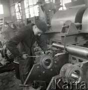 1952, Bydgoszcz, Polska
Pomorskie Zakłady Budowy Maszyn - ślusarz maszynowy Arkadiusz Klaban
Fot. Irena Jarosińska, zbiory Ośrodka KARTA