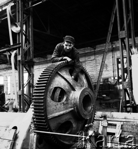 1952, Bydgoszcz, Polska
Pomorskie Zakłady Budowy Maszyn - przodownik brygady remontowej Mieczysław Jajów.
Fot. Irena Jarosińska, zbiory Ośrodka KARTA