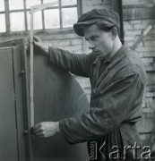1952, Bydgoszcz, Polska
Pomorskie Zakłady Budowy Maszyn - brygadzista Henyk Musielak
Fot. Irena Jarosińska, zbiory Ośrodka KARTA