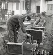 1952, Bydgoszcz, Polska
Pomorskie Zakłady Budowy Maszyn - formiarz Marian Delak (220% normy)
Fot. Irena Jarosińska, zbiory Ośrodka KARTA