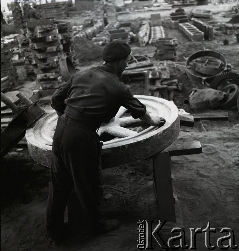 1952, Bydgoszcz, Polska
Pomorskie Zakłady Budowy Maszyn - oczyszczacz Jan Kochaniec
Fot. Irena Jarosińska, zbiory Ośrodka KARTA