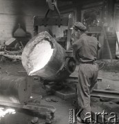 1952, Bydgoszcz, Polska
Pomorskie Zakłady Budowy Maszyn - odlewacz Klemens Palcyn
Fot. Irena Jarosińska, zbiory Ośrodka KARTA