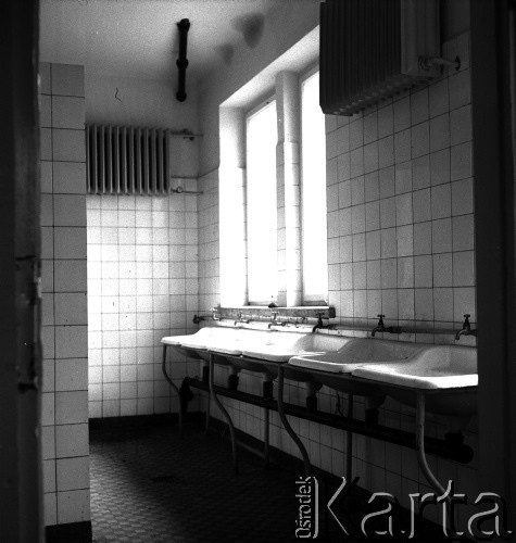1952, Bydgoszcz, Polska
Hotel Robotniczy - umywalnia
Fot. Irena Jarosińska, zbiory Ośrodka KARTA