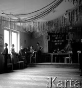 1952, Polska
Dom Młodego Robotnika - świetlica. Na ścianie hasło 