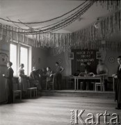 1952, Polska
Dom Młodego Robotnika - świetlica. Na ścianie hasło 