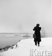 lata 50-te, Warszawa, Polska
Zbigniew Dłubak fotografuje statek na Bielanach
Fot. Irena Jarosińska, zbiory Ośrodka KARTA
