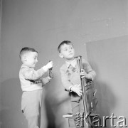 marzec 1952, Polska
Syn Ireny Jarosińskiej Marek z Wiesiem Czerwońskim
Fot. Irena Jarosińska, zbiory Ośrodka KARTA