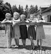 1952, Wilkowice, Polska
Dziewczynki przy płocie
Fot. Irena Jarosińska, zbiory Ośrodka KARTA