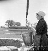 1952, Wilkowice, Polska
Kobieta nabiera wodę ze studni.
Fot. Irena Jarosińska, zbiory Ośrodka KARTA