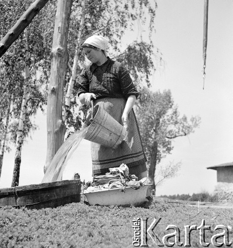 1952, Wilkowice, Polska
Kobieta wlewa wodę do balii.
Fot. Irena Jarosińska, zbiory Ośrodka KARTA