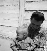 1952, Wilkowice, Polska
Kobieta z dzieckiem
Fot. Irena Jarosińska, zbiory Ośrodka KARTA