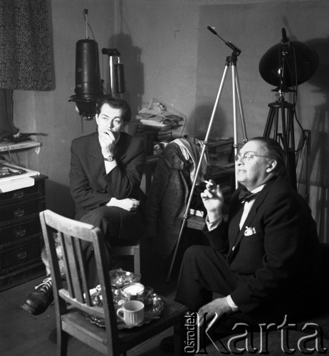 lata 50-te, Polska
Malarz i animator kultury Marian Bogusz (1. z lewej) i fotograf Stanisław Zieliński.
Fot. Irena Jarosińska, zbiory Ośrodka KARTA