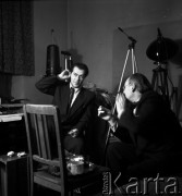 lata 50-te, Polska
Malarz i animator kultury Marian Bogusz (1. z lewej) i fotograf Stanisław Zieliński.
Fot. Irena Jarosińska, zbiory Ośrodka KARTA