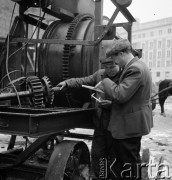 1951-1953, Warszawa, Polska
Marszałkowska Dzielnica Mieszkaniowa - inspektor instruuje robotnika.
Fot. Irena Jarosińska, zbiory Ośrodka KARTA